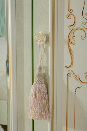 Фото шкаф трехстворчатый с зеркалом луиза (алебастр) Любимый Дом